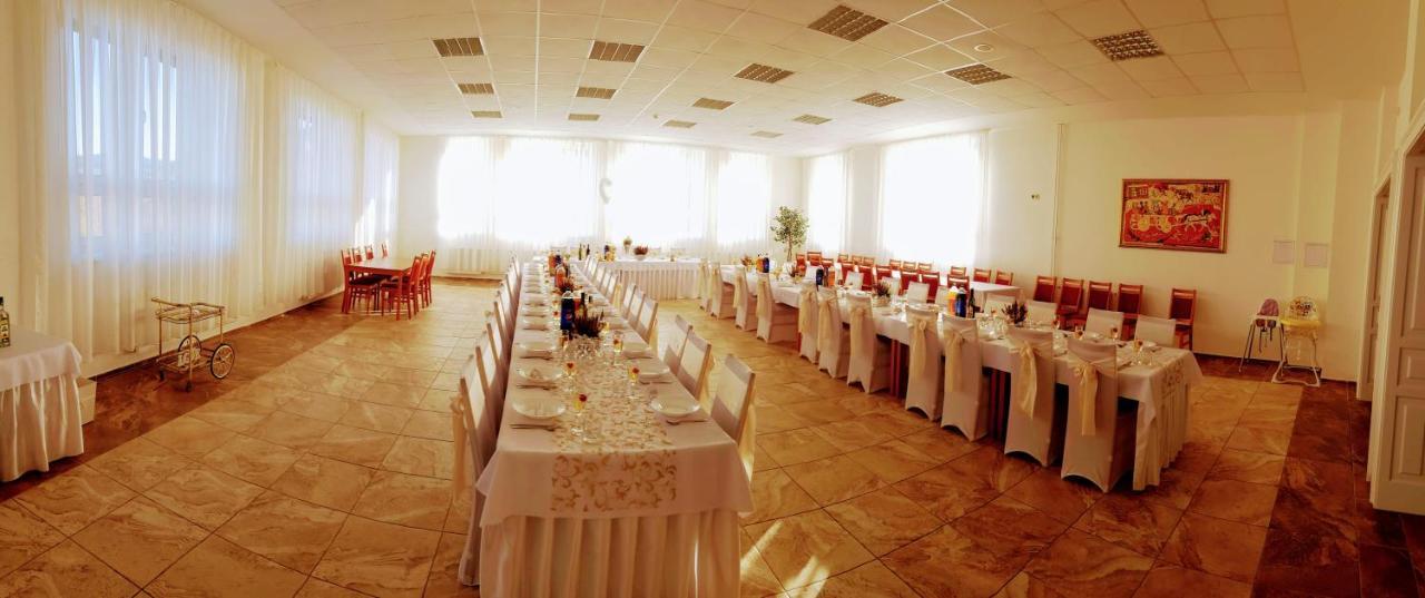 Agrohotel Tri Brezy Hrustin Ngoại thất bức ảnh