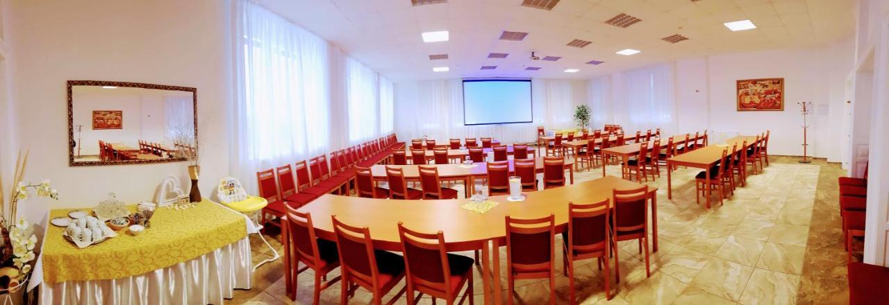 Agrohotel Tri Brezy Hrustin Ngoại thất bức ảnh