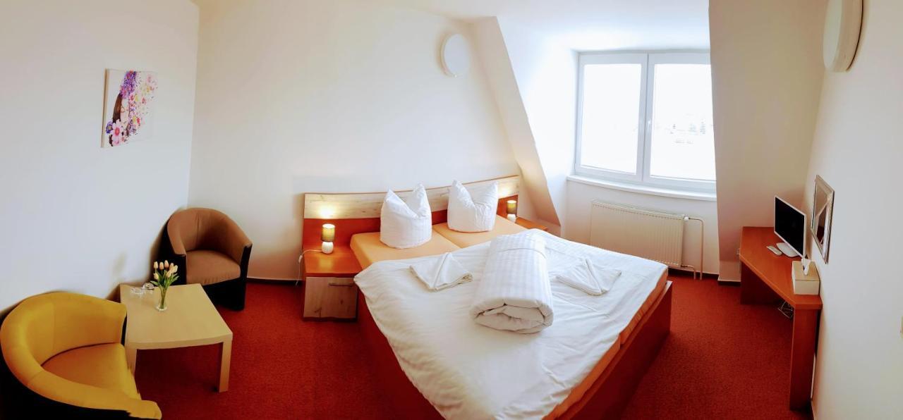 Agrohotel Tri Brezy Hrustin Ngoại thất bức ảnh