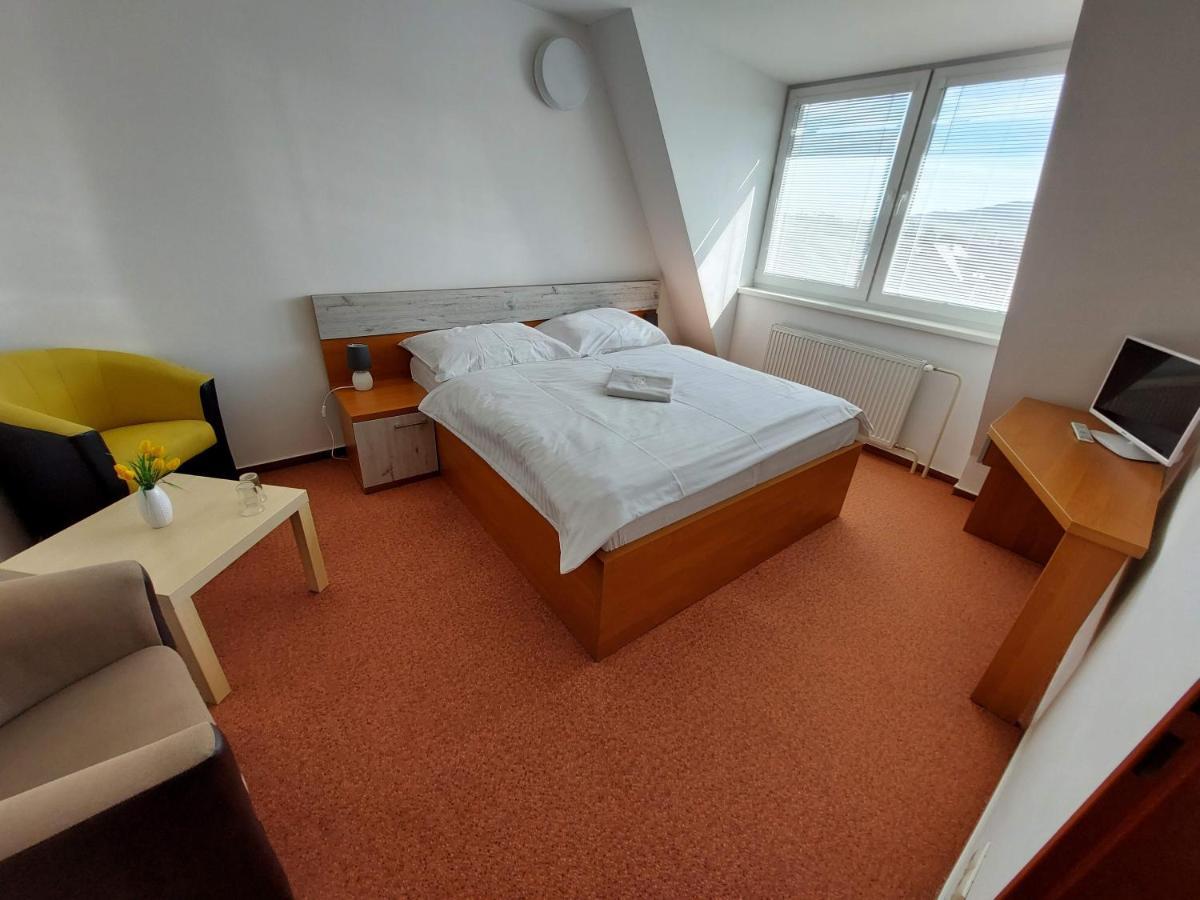 Agrohotel Tri Brezy Hrustin Ngoại thất bức ảnh