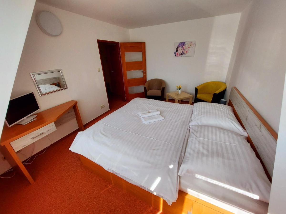 Agrohotel Tri Brezy Hrustin Ngoại thất bức ảnh