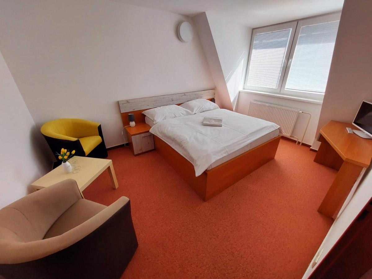 Agrohotel Tri Brezy Hrustin Ngoại thất bức ảnh