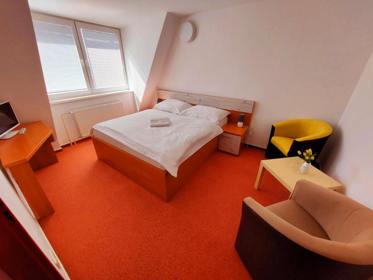 Agrohotel Tri Brezy Hrustin Ngoại thất bức ảnh