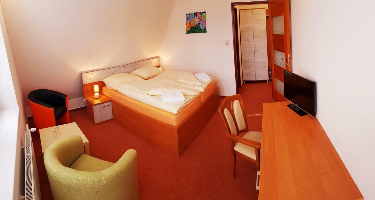 Agrohotel Tri Brezy Hrustin Ngoại thất bức ảnh