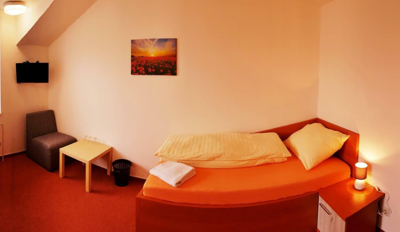 Agrohotel Tri Brezy Hrustin Ngoại thất bức ảnh