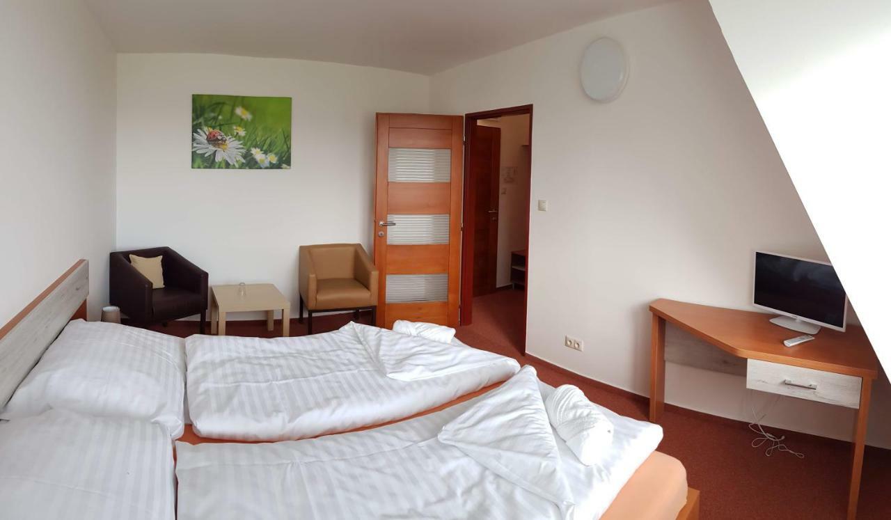 Agrohotel Tri Brezy Hrustin Ngoại thất bức ảnh