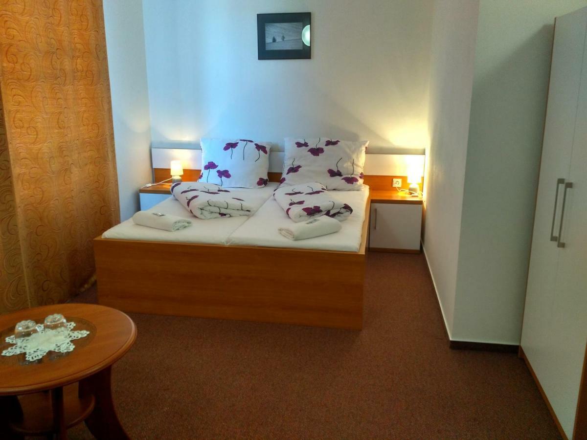 Agrohotel Tri Brezy Hrustin Ngoại thất bức ảnh