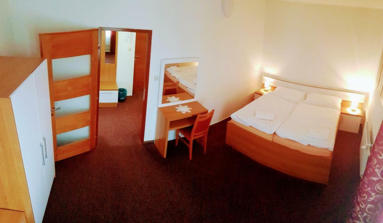 Agrohotel Tri Brezy Hrustin Ngoại thất bức ảnh
