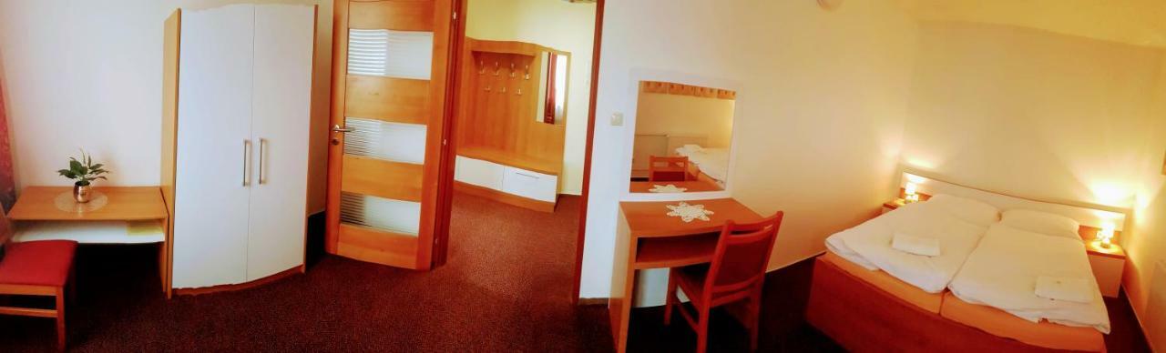 Agrohotel Tri Brezy Hrustin Ngoại thất bức ảnh