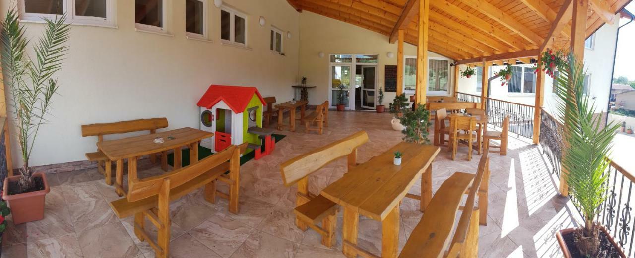Agrohotel Tri Brezy Hrustin Ngoại thất bức ảnh