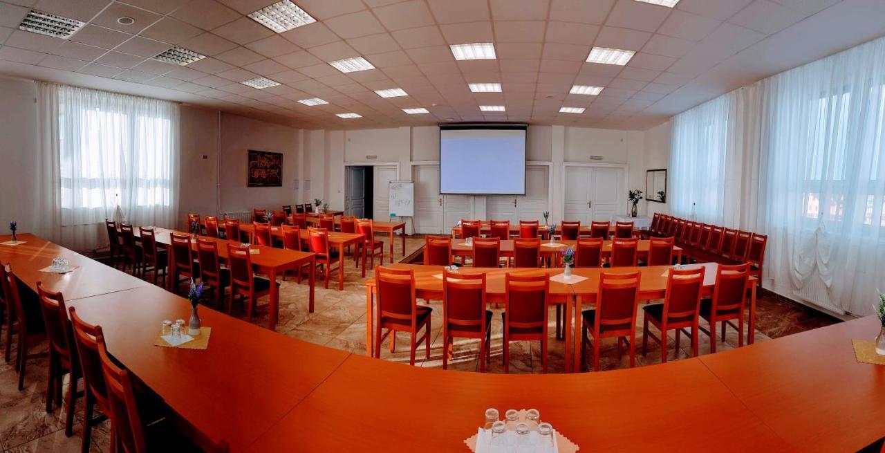 Agrohotel Tri Brezy Hrustin Ngoại thất bức ảnh